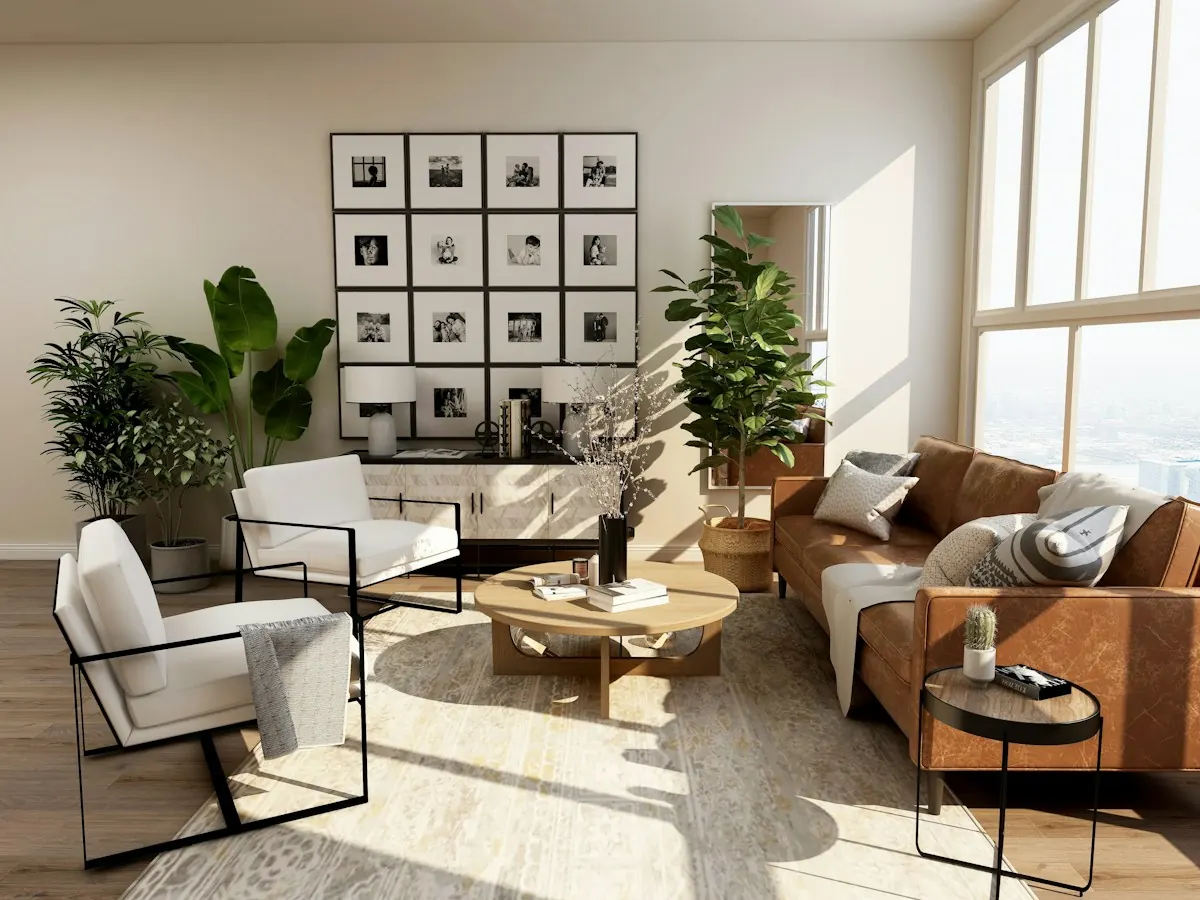 Sala de estar iluminada com sofá, poltronas e plantas — um ambiente para climatizar